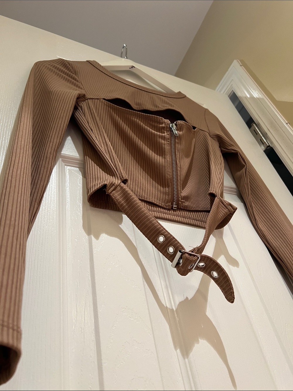 POSTER GIRL Brown Ribbed Long-Sleeve Cutout Zip Crop Top - Picture 3 of 6